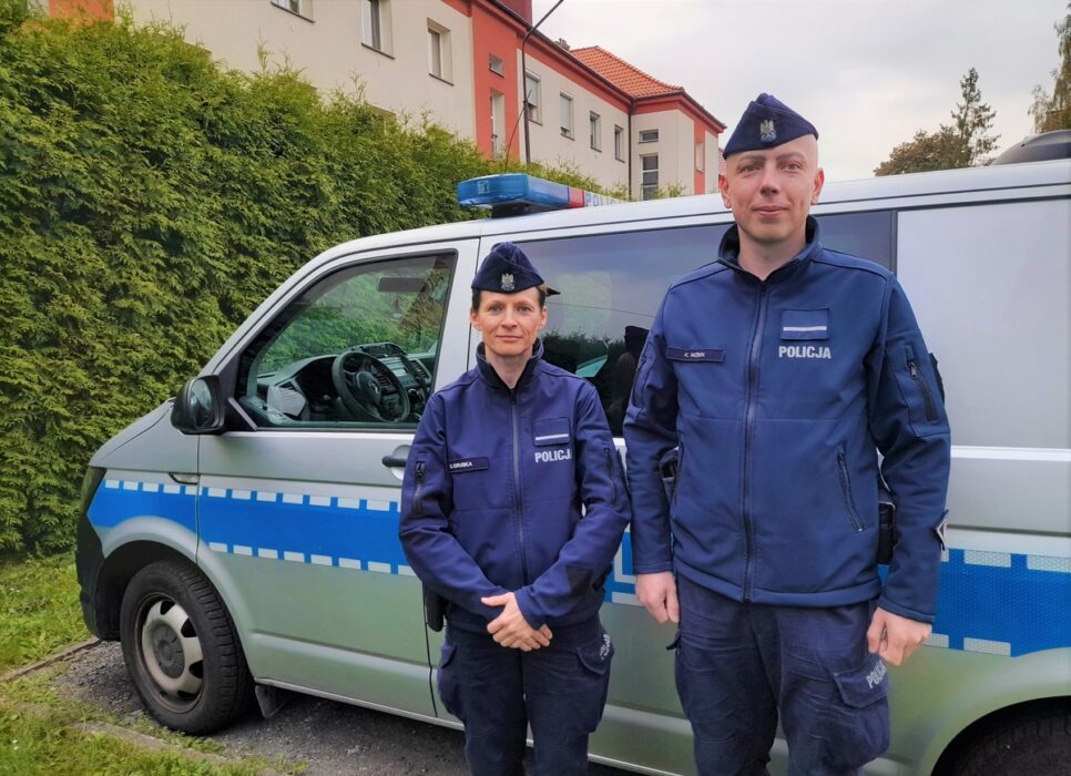 Oświęcim. Małżeństwo z Niemiec podziękowało oświęcimskim policjantom za udzieloną pomoc. Oświęcim