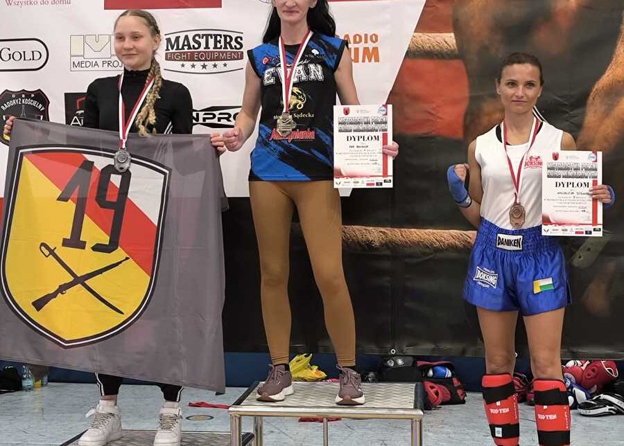Nasza mistrzyni Ewa Bulanda z trzema złotymi medalami w kickboxingu. Limanowa