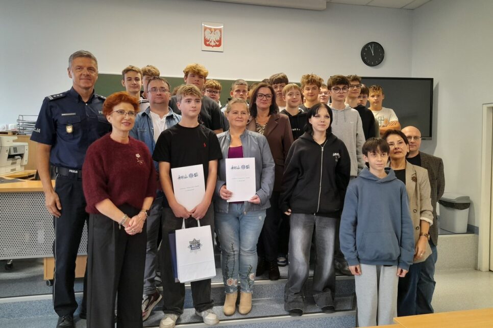 Oświęcim. Komendant oraz pani Dyrektor, wręczyli podziękowania nastolatkowi za wzorową postawę obywatelską. Oświęcim