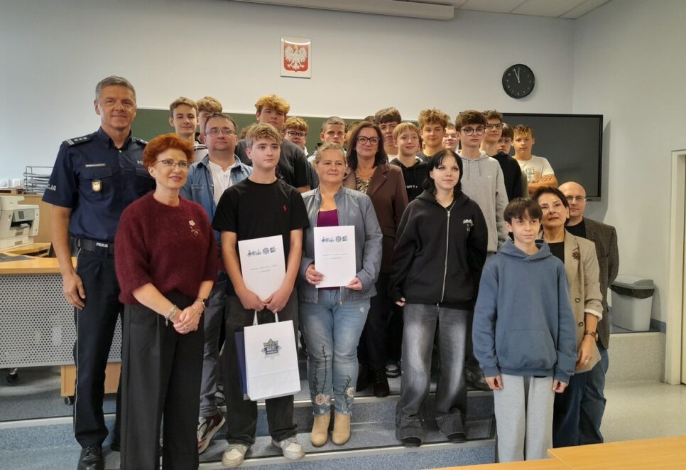 Oświęcim. Komendant oraz pani Dyrektor, wręczyli podziękowania nastolatkowi za wzorową postawę obywatelską. Oświęcim