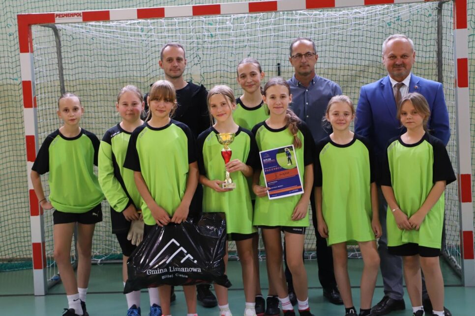 Dziewczęta z Siekierczyny Mistrzyniami Gminy Limanowa w Halowej Piłce nożnej. Gmina Limanowa