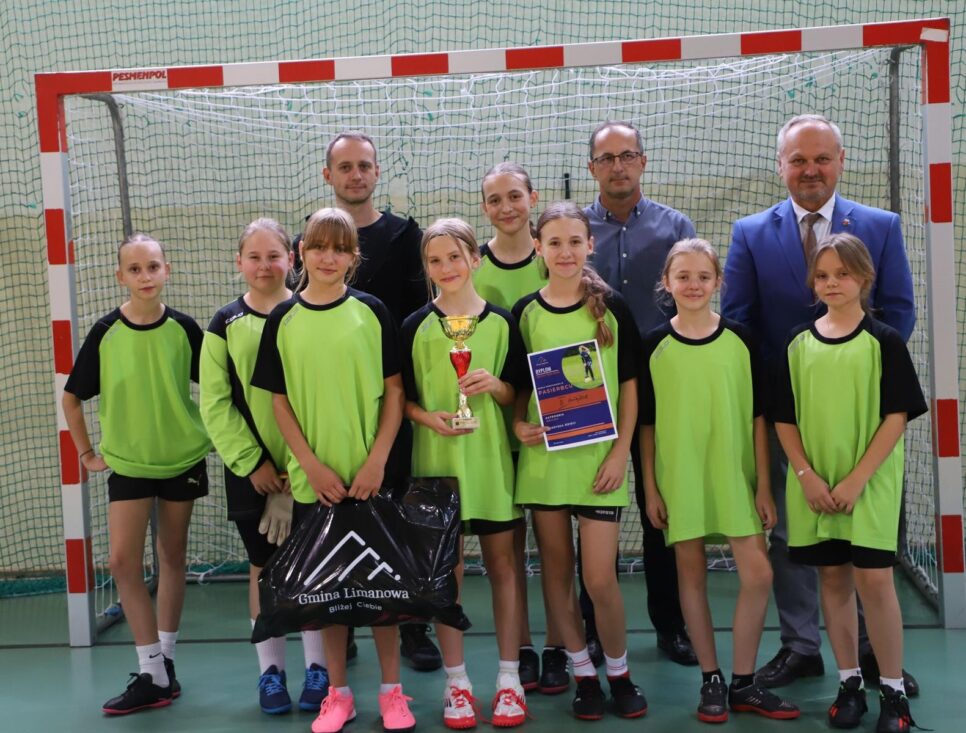 Dziewczęta z Siekierczyny Mistrzyniami Gminy Limanowa w Halowej Piłce nożnej. Gmina Limanowa