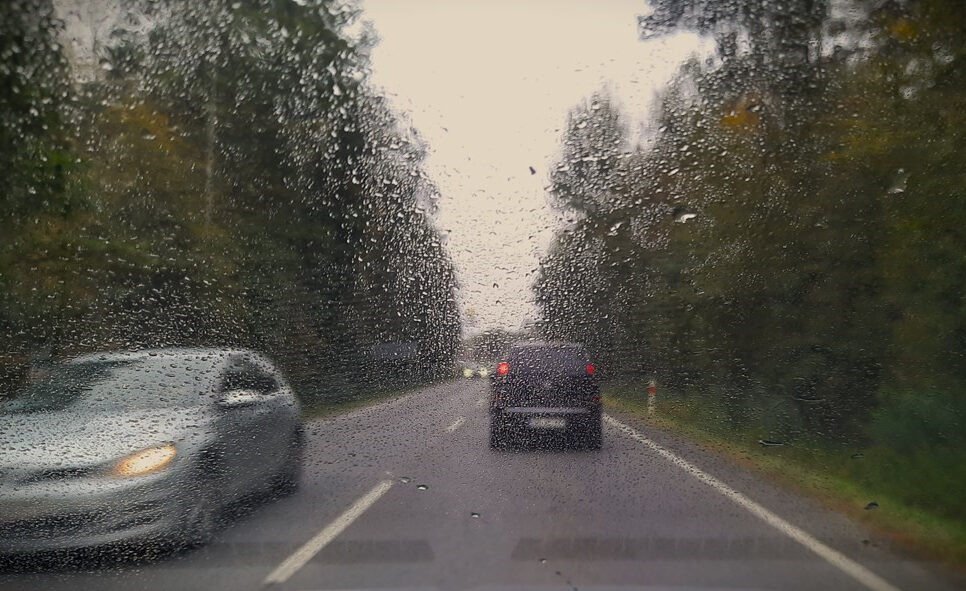 Jesienne warunki na drogach – policjanci przypominają podstawowe zasady bezpieczeństwa. Nowy Sącz