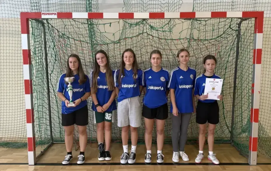 Gminne zawody w halowej piłce nożnej dziewcząt w ramach IMS 2025/2026. Gmina Nowy Wiśnicz