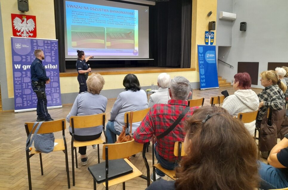 Grojec. „Senioralia Gminy Oświęcim 2025”. Policyjna prelekcja dla seniorów o bezpieczeństwie. Oświęcim