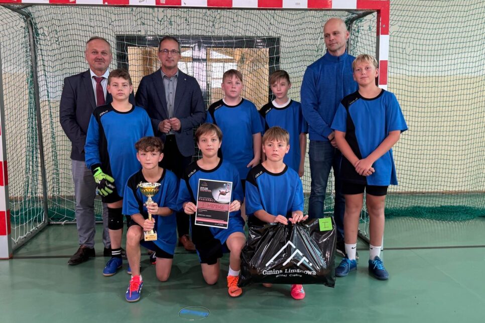 Chłopcy z Pasierbca  na podium w Mistrzostwach Gminy Limanowa w Halowej Piłce Nożnej. Gmina Limanowa