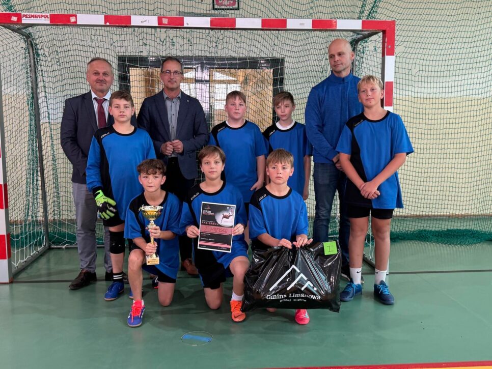 Chłopcy z Pasierbca  na podium w Mistrzostwach Gminy Limanowa w Halowej Piłce Nożnej. Gmina Limanowa