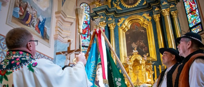 Nowy sztandar Górali Myślenickich poświęcony. Gmina Myślenice