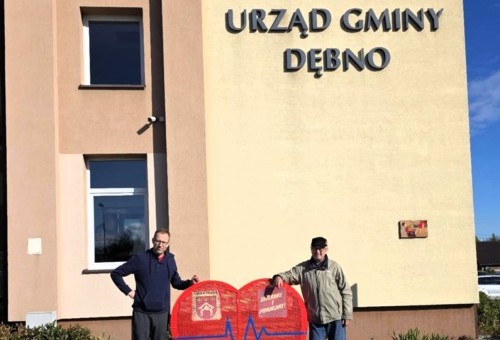 Serce na nakrętki przy Urzędzie Gminy Dębno ponownie wypełnione – pomoc dla Wojtka. Gmina Dębno