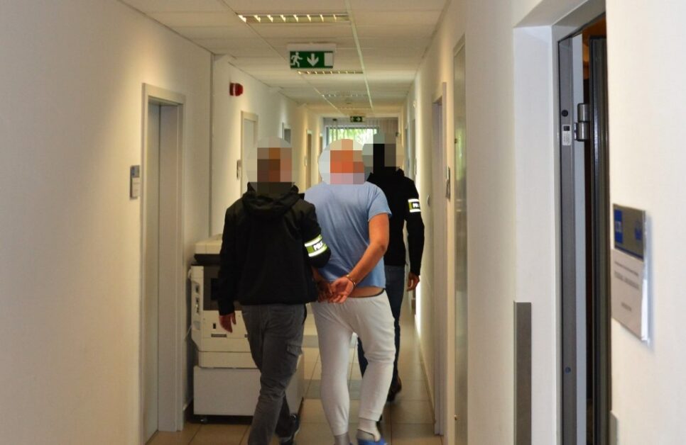 Po odebraniu gotówki i biżuterii od seniorki został natychmiast zatrzymany przez policjantów. Nowy Sącz