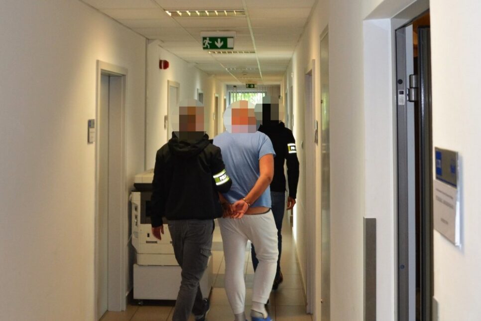 Po odebraniu gotówki i biżuterii od seniorki został natychmiast zatrzymany przez policjantów. Nowy Sącz