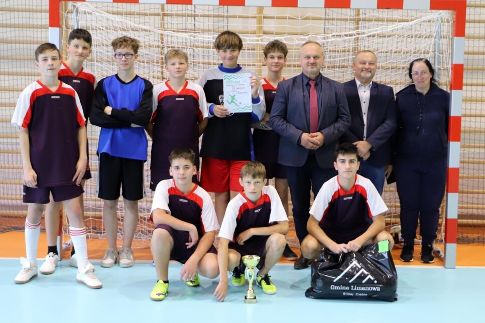 Chłopcy z Męciny Mistrzami Halowej Piłki Nożnej!. Gmina Limanowa