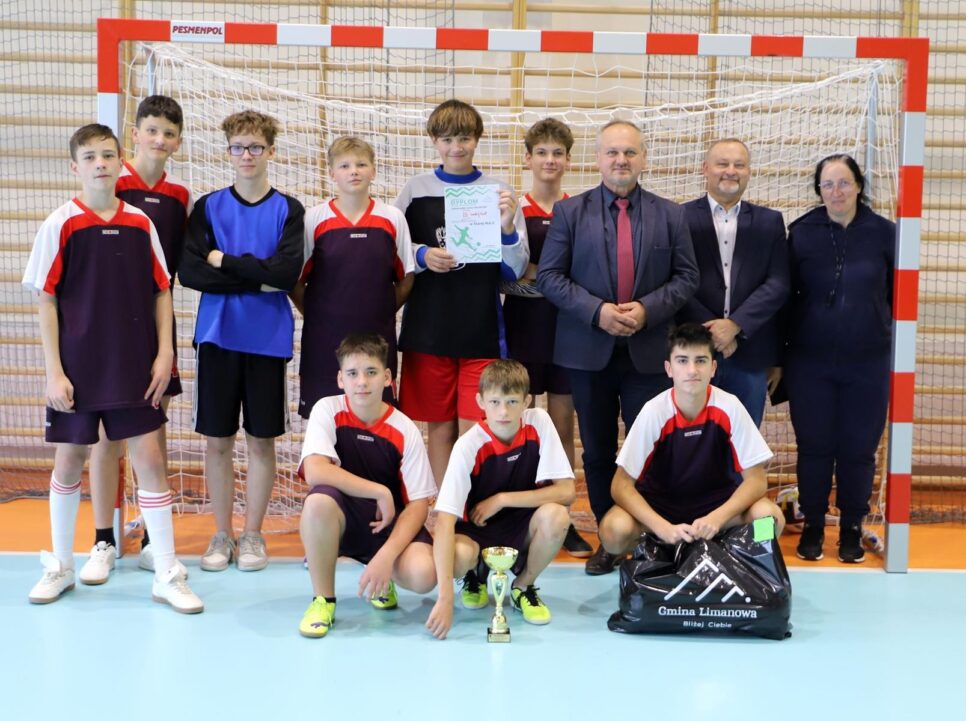 Chłopcy z Męciny Mistrzami Halowej Piłki Nożnej!. Gmina Limanowa