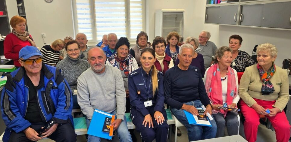 #DzielnicowyBliżejNas. Policjanci edukują seniorów – bezpieczeństwo przede wszystkim. Wadowice