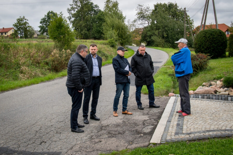 Powiat Bocheński inwestuje w drogi. Budowa chodnika w Rajbrocie i remont w Borównej. Bochnia