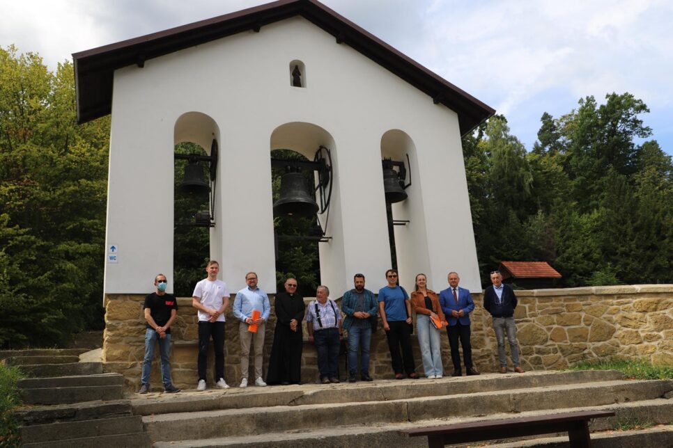 Odbiór wyremontowanego muru przy zabytkowym kościele w Nowym Rybiu. Gmina Limanowa