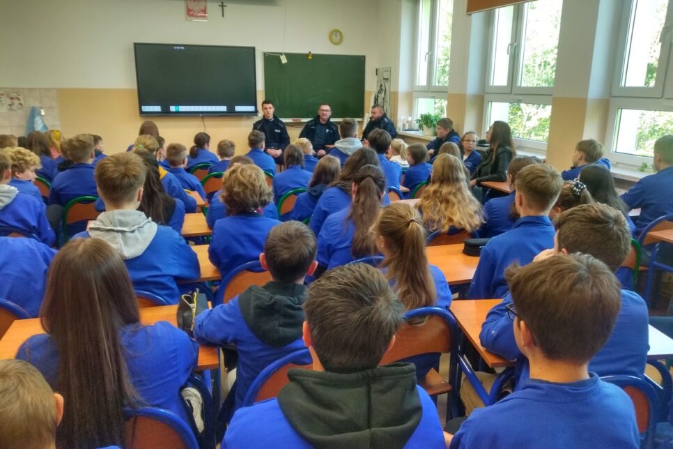 Dzielnicowi z Kamienicy z wizytą w szkole – rozmowy o bezpieczeństwie. Limanowa