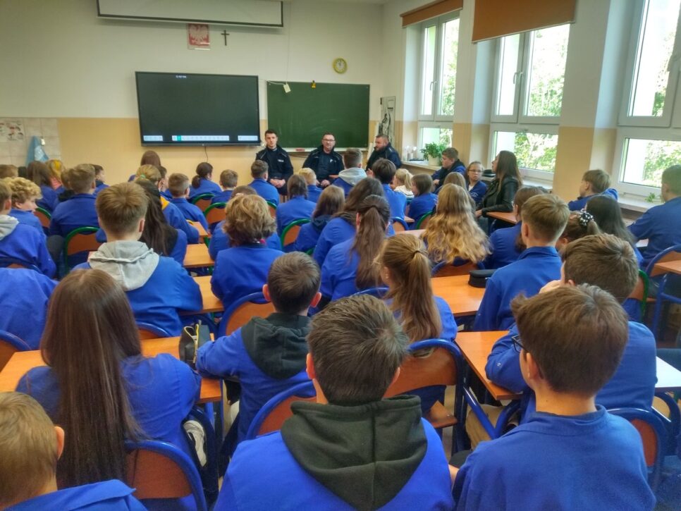 Dzielnicowi z Kamienicy z wizytą w szkole – rozmowy o bezpieczeństwie. Limanowa