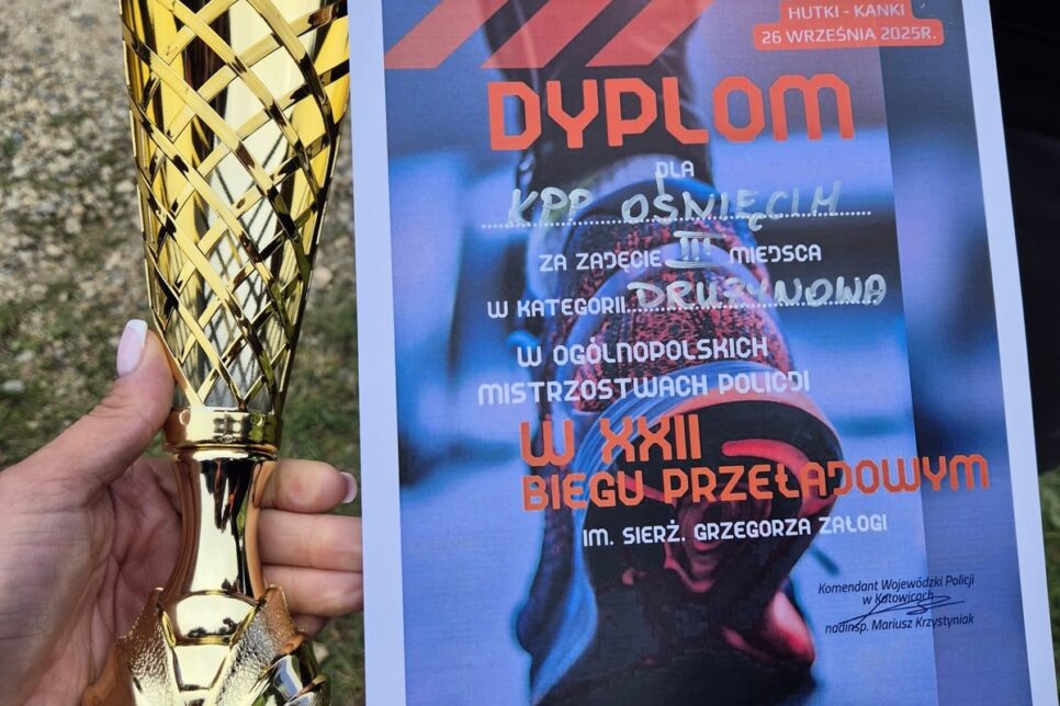 Śląsk. Oświęcimscy policjanci drużynowo zdobyli trzecie miejsce na Ogólnopolskich Mistrzostwach Policji w Biegu Przełajowym im. sierż. Grzegorza Załogi. Oświęcim