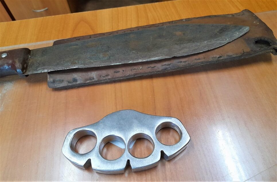 Oświęcim. Policjanci zatrzymali parę domowych agresorów. Mieli przy sobie kastet i maczetę.. Oświęcim