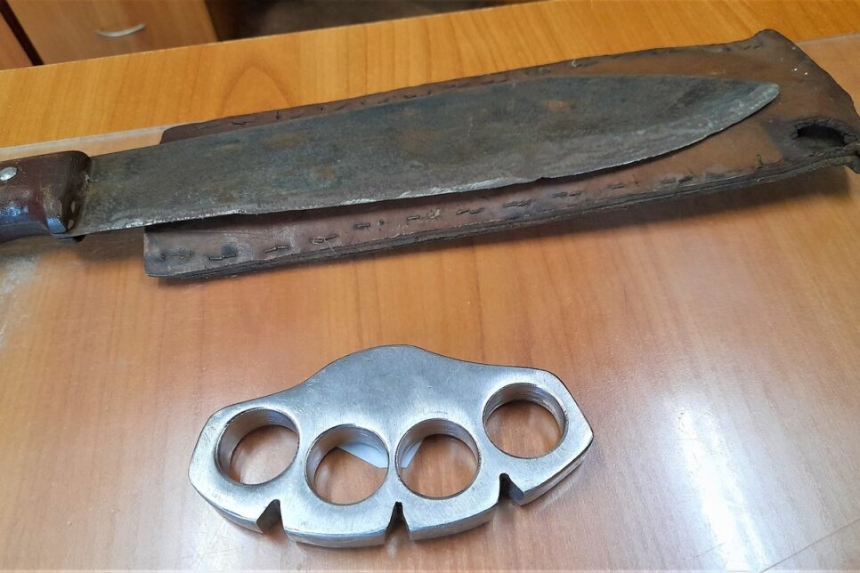 Oświęcim. Policjanci zatrzymali parę domowych agresorów. Mieli przy sobie kastet i maczetę.. Oświęcim