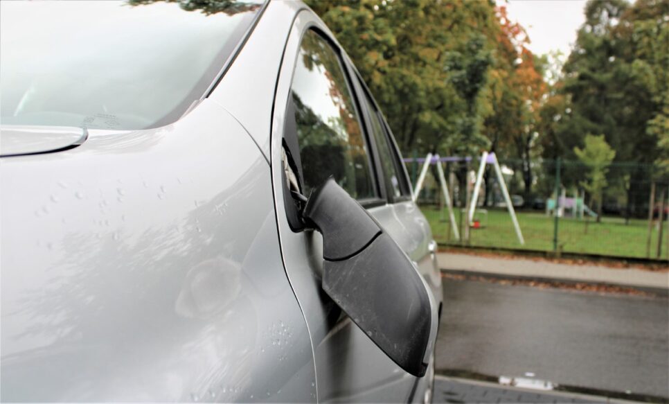 Powiat oświęcimski. 12 kolizji drogowych w kilkanaście godzin. Policjanci zalecają zmniejszenie prędkości oraz koncentrację podczas jazdy.. Oświęcim