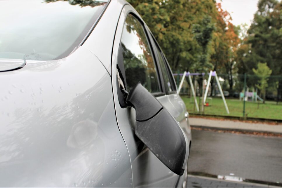 Powiat oświęcimski. 12 kolizji drogowych w kilkanaście godzin. Policjanci zalecają zmniejszenie prędkości oraz koncentrację podczas jazdy.. Oświęcim