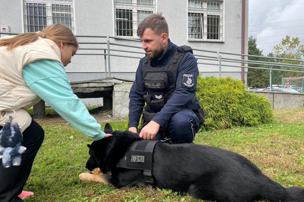 Dzieciństwo bez przemocy. Maluchy z wizytą w brzeskiej komendzie.. Brzesko