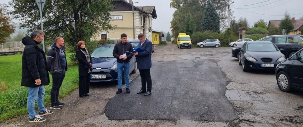 Remont parkingu przy stacji PKP w Leńczach – inwestycja zwiększająca komfort mieszkańców i podróżnych. Kalwaria Zebrzydowska