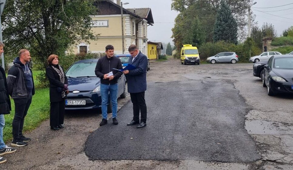 Remont parkingu przy stacji PKP w Leńczach – inwestycja zwiększająca komfort mieszkańców i podróżnych. Kalwaria Zebrzydowska