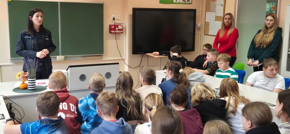 Kampania „Dzieciństwo bez przemocy”. Spotkanie profilaktyczne z uczniami w Szkole Podstawowej w Swojczanach. Miechów