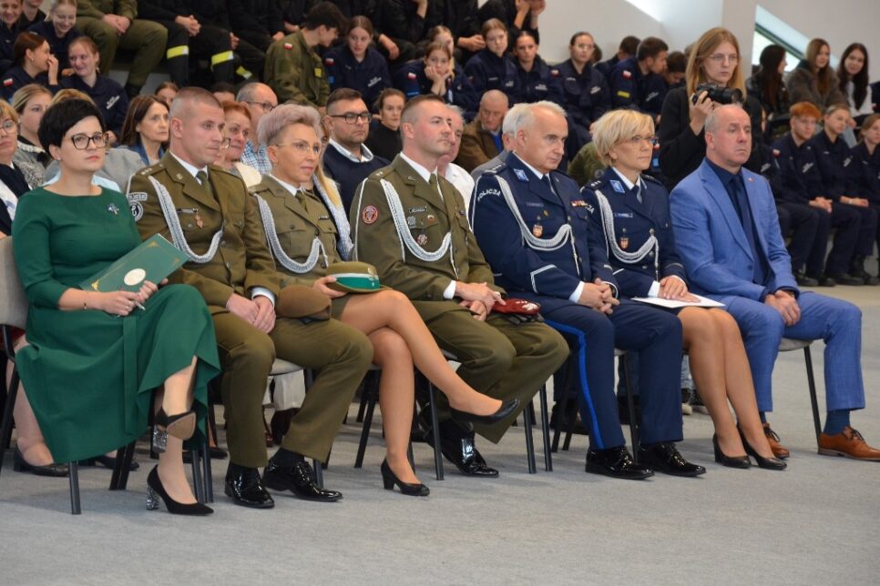 Komendant sądeckiej Policji uczestniczył w uroczystym ślubowaniu klas I w szkole w Marcinkowicach. Nowy Sącz