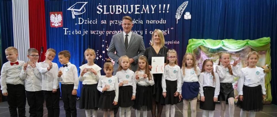 Nadanie sztandaru szkole im. Marii Konopnickiej w Kwiatonowicach – symbol tradycji, wolności i jedności społeczności szkolnej. Gorlice