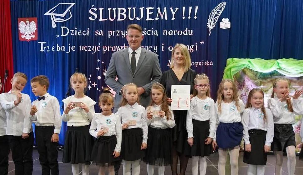 Nadanie sztandaru szkole im. Marii Konopnickiej w Kwiatonowicach – symbol tradycji, wolności i jedności społeczności szkolnej. Gorlice