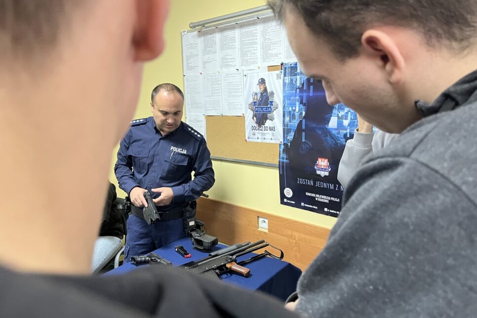 Promocja zawodu policjanta wśród młodzieży – wizyta licealistów w brzeskiej komendzie. Brzesko