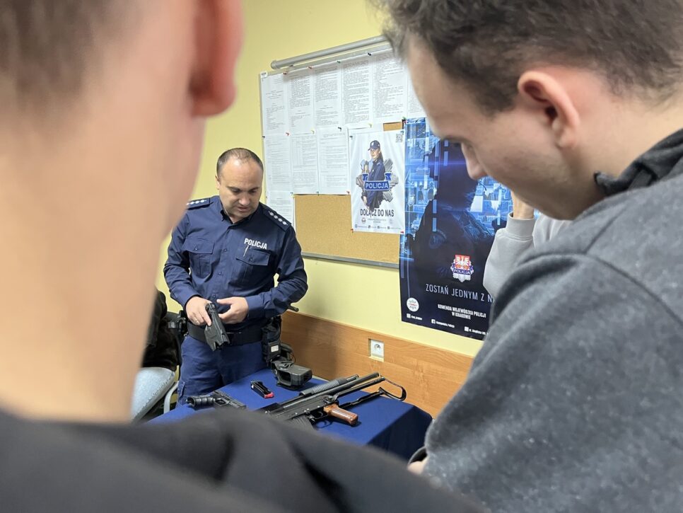Promocja zawodu policjanta wśród młodzieży – wizyta licealistów w brzeskiej komendzie. Brzesko