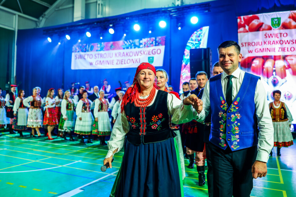 Wyszywane gorsety, rogatywki z pawim piórem i czerwone korale. IV Święto Stroju Krakowskiego. Małopolska