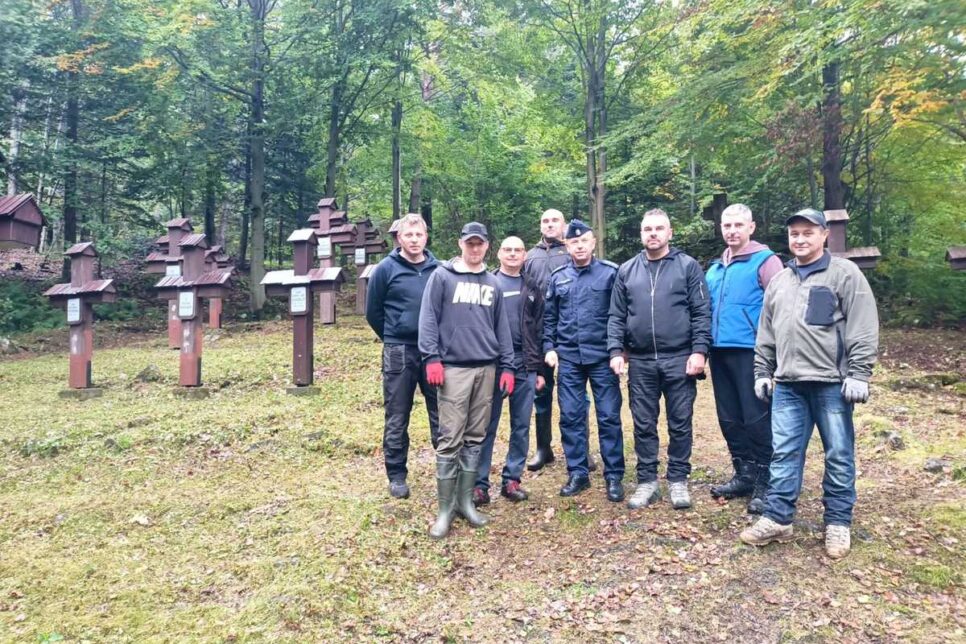 Policjanci posprzątali cmentarz z okresu I Wojny Światowej. Gorlice