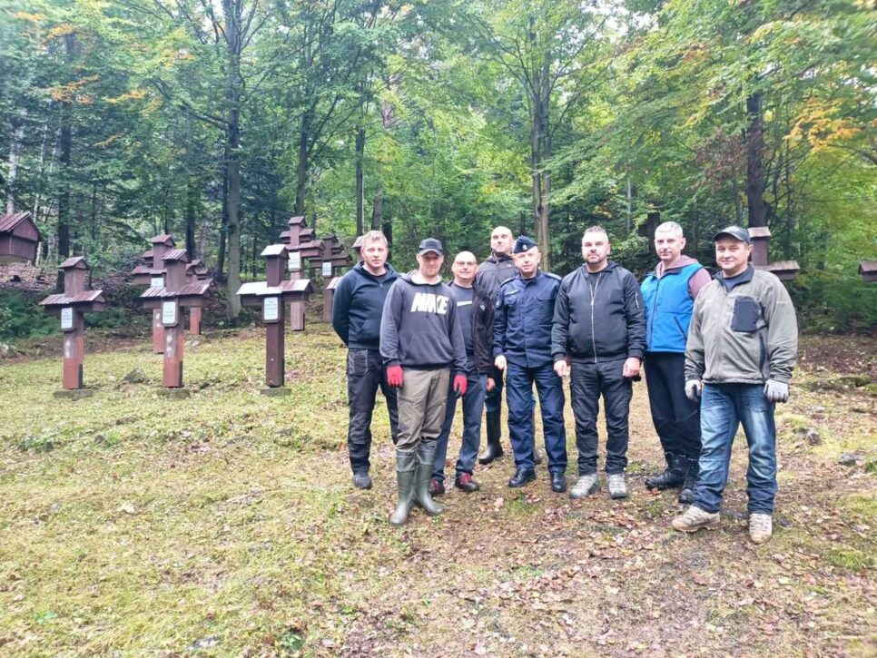 Policjanci posprzątali cmentarz z okresu I Wojny Światowej. Gorlice