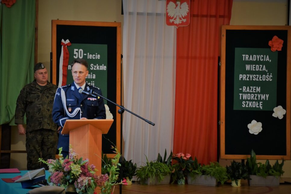 Komendant Powiatowy Policji w Limanowej brał udział w uroczystości z okazji Dnia Edukacji Narodowej oraz jubileuszu 50-lecia nadania szkole imienia Komisji Edukacji Narodowej w Tymbarku. Limanowa