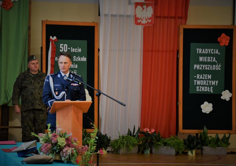 Komendant Powiatowy Policji w Limanowej brał udział w uroczystości z okazji Dnia Edukacji Narodowej oraz jubileuszu 50-lecia nadania szkole imienia Komisji Edukacji Narodowej w Tymbarku. Limanowa