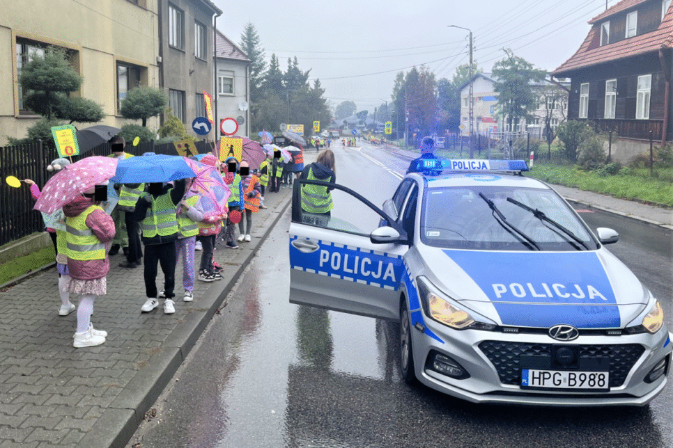#DzielnicowyBliżejNas. „Odblaskowa szkoła” z udziałem kalwaryjskich i lanckorońskich policjantów. Wadowice