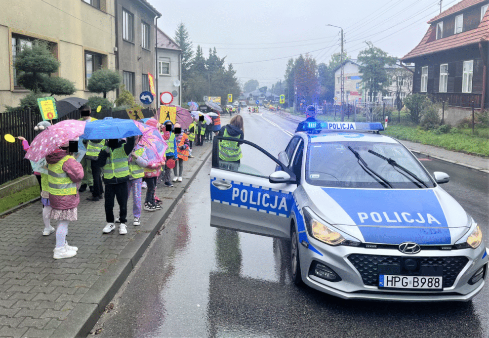 #DzielnicowyBliżejNas. „Odblaskowa szkoła” z udziałem kalwaryjskich i lanckorońskich policjantów. Wadowice