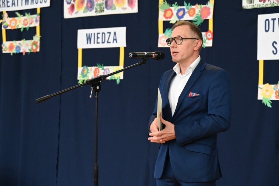 Zastępca Burmistrz nagrodził nauczycieli szkół podstawowych i miejskich przedszkoli oraz najlepszych uczniów podczas Obchodów Dnia Edukacji Narodowej. Bochnia