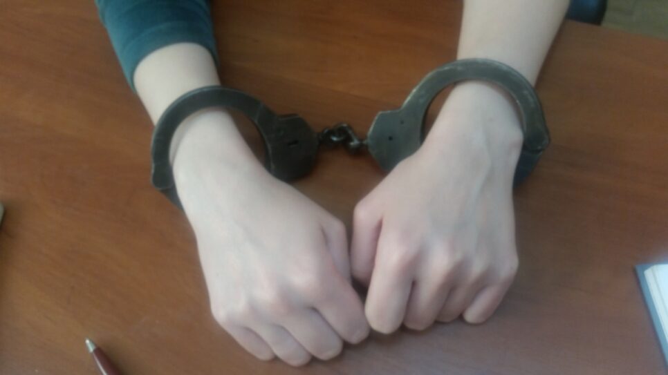 Oświęcim. Zarzuty oraz środki zapobiegawcze dla 29-latki podejrzanej o groźby karalne wobec sąsiadki. Oświęcim