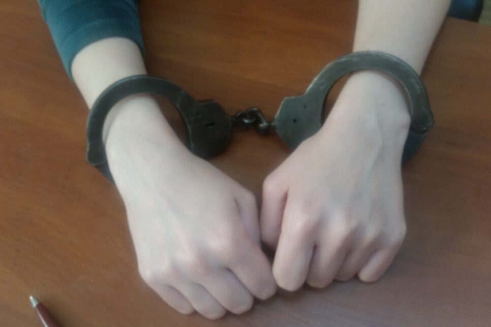 Oświęcim. Zarzuty oraz środki zapobiegawcze dla 29-latki podejrzanej o groźby karalne wobec sąsiadki. Oświęcim