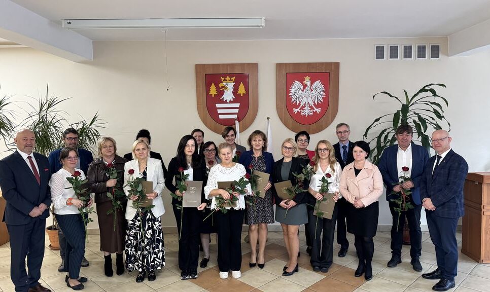 Wyróżnienia dla nauczycieli z okazji Święta Edukacji. Powiat suski