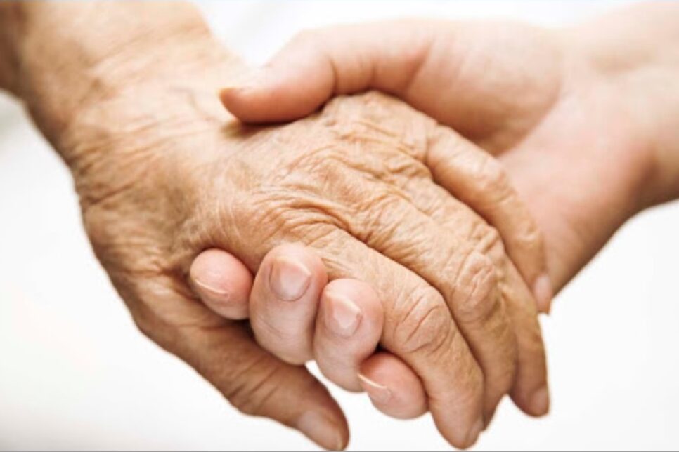 Kęty. Mieszkaniec oraz policjanci pomogli zagubionemu seniorowi. Oświęcim