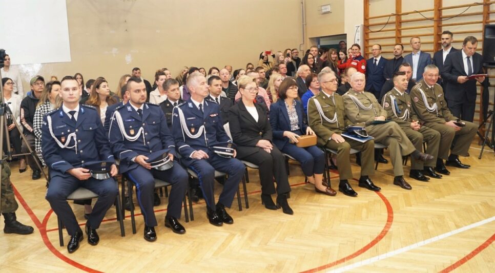 Uroczyste ślubowanie uczniów klas pierwszych w Zespole Szkół im. ks. Józefa Tischnera w Dobczycach. Myślenice