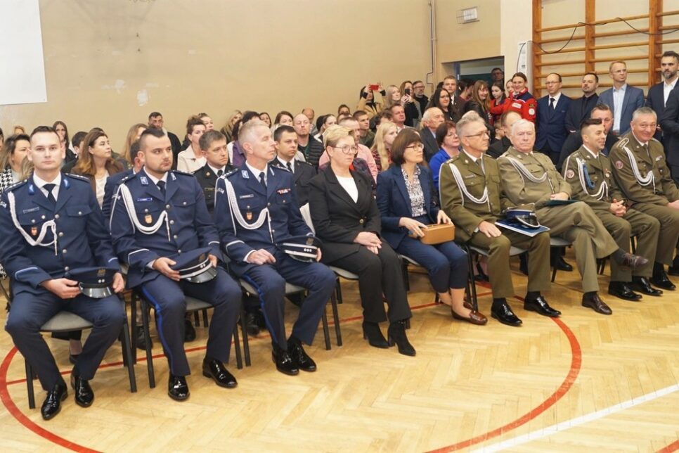 Uroczyste ślubowanie uczniów klas pierwszych w Zespole Szkół im. ks. Józefa Tischnera w Dobczycach. Myślenice